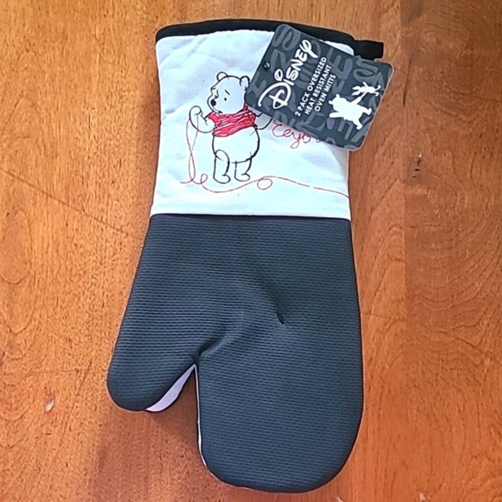 Winnie the Pooh Bear Disney 2-pk Heat Resistant Oversized Oven Mitts - NWT